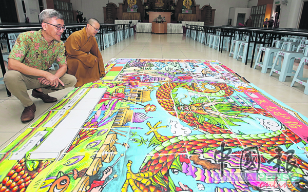 佛光缘美术馆东禅馆主任有航法师和许森和在欣赏民众合力完成的拼图年画。