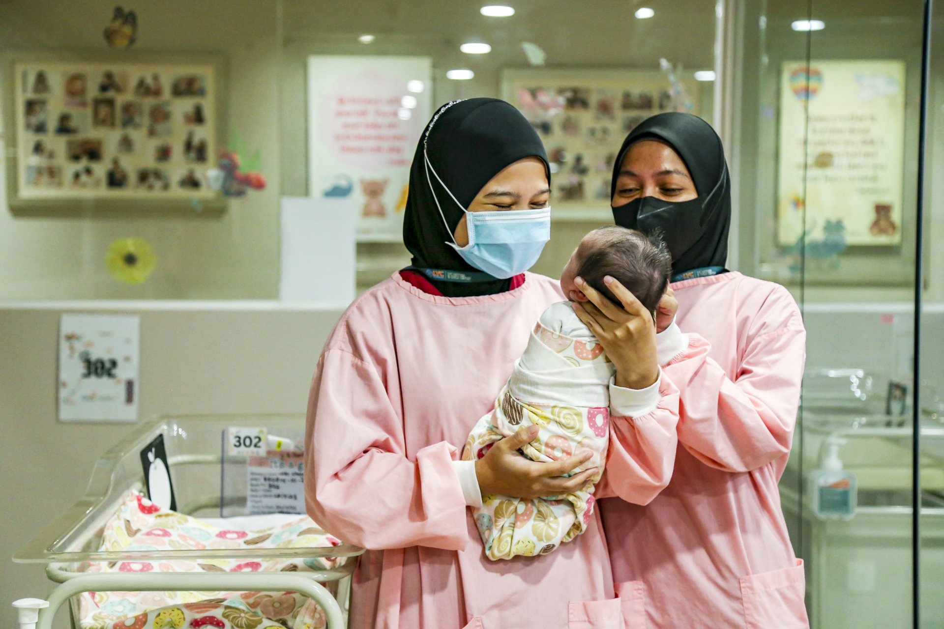 月子中心有护理团队照顾新生宝宝。