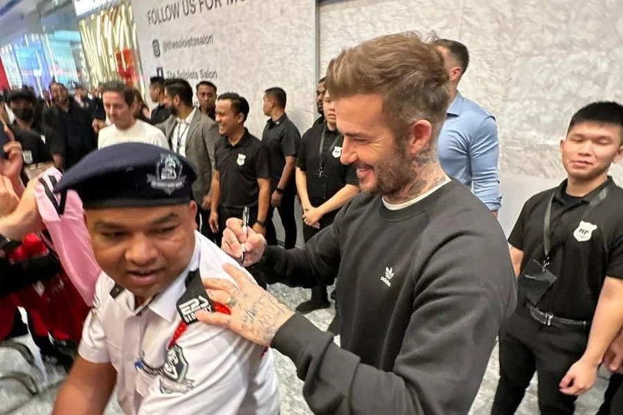 大卫柏罕在一名尼泊尔籍保安的制服背面签名，令粉丝们称羡。（图摘自社媒X）