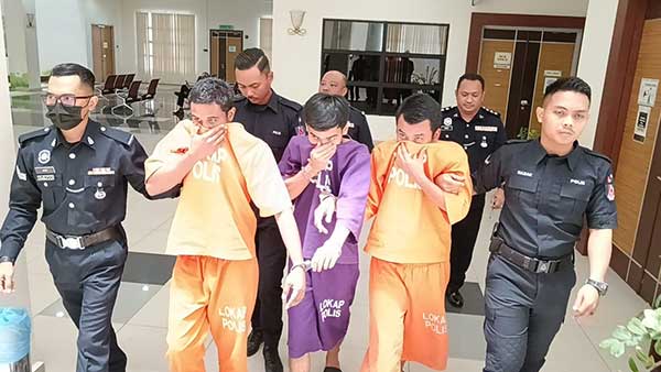 被告阿米鲁阿日哈（右2起）、纳兹里依斯干达、马哈迪韩兹休庭后，被庭警带离法庭。