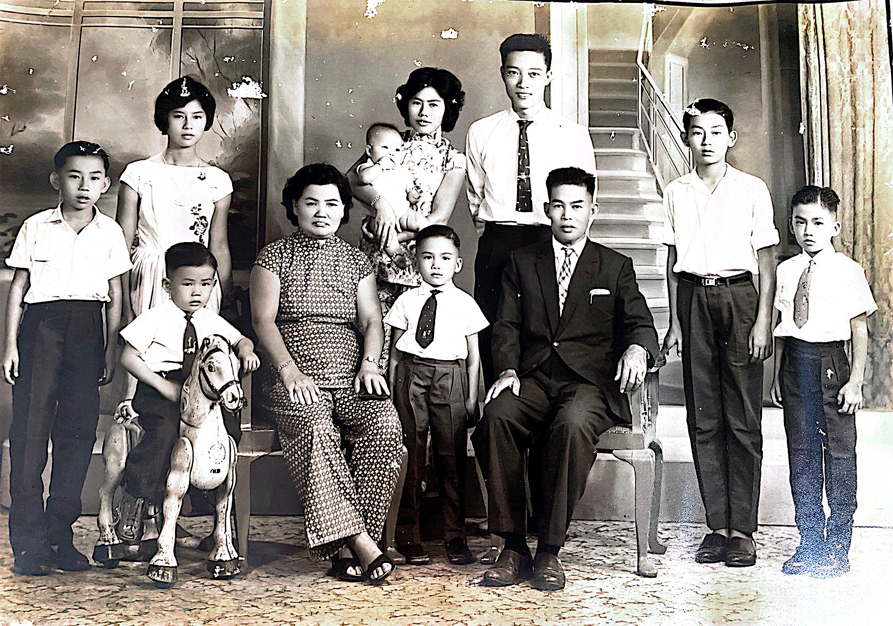 赖启光（右2）在10岁时的全家福照。