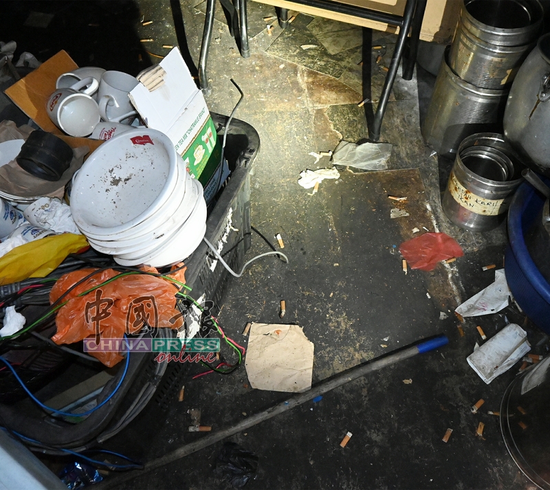 储藏室内发现烟蒂，也遭官员发出罚单。
