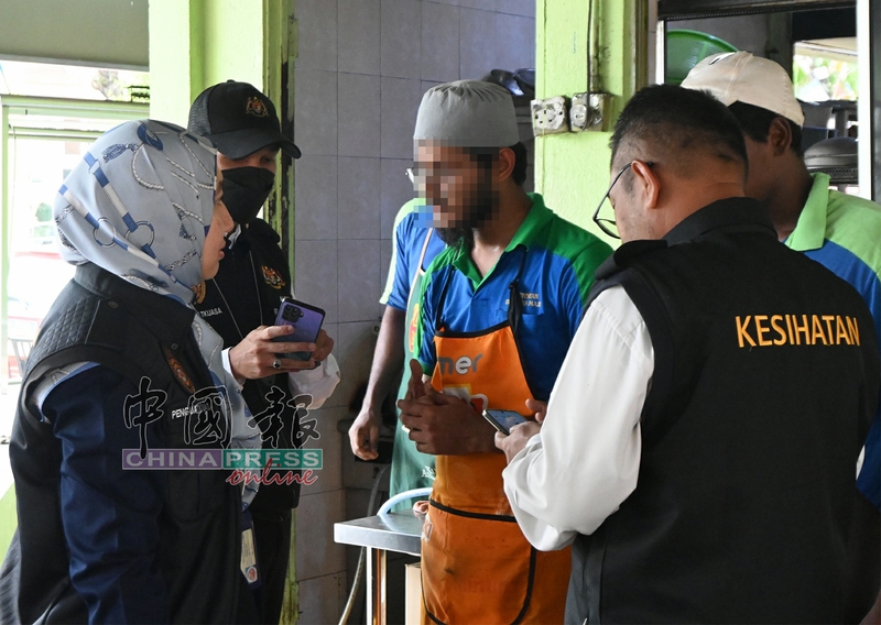 官员询问嘛嘛档负责人，在后巷小解的员工为何人。
