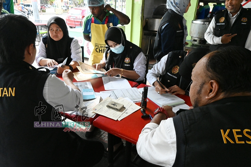 卫生状况不达标，卫生局执法官开罚单。
