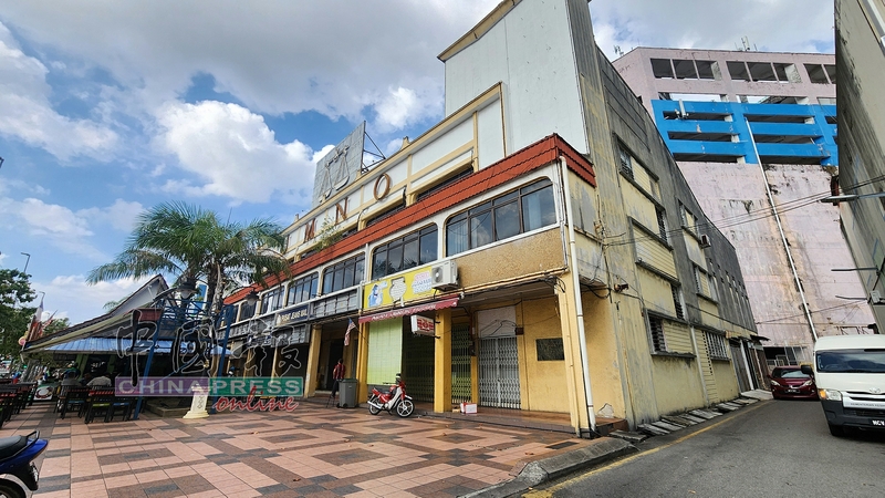 嘛嘛档没提供厕所设备，一些员工为一时方便到后巷小解。
