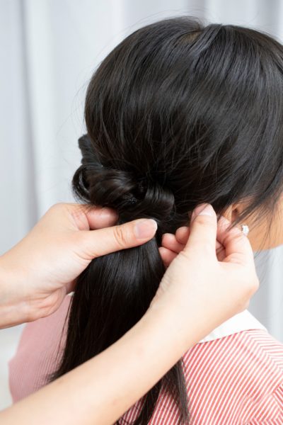 步骤6：将二手辫的四分之三部分，与右耳侧的四分之一头发合并，束成马尾即完成。