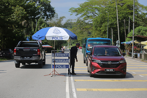 警方在彭亨-打巴路设立路障，严查往来的交通工具。