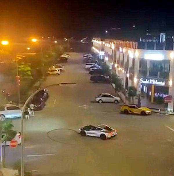 肇祸的跑车先漂移转一圈，在路上留下深深的轮胎印。