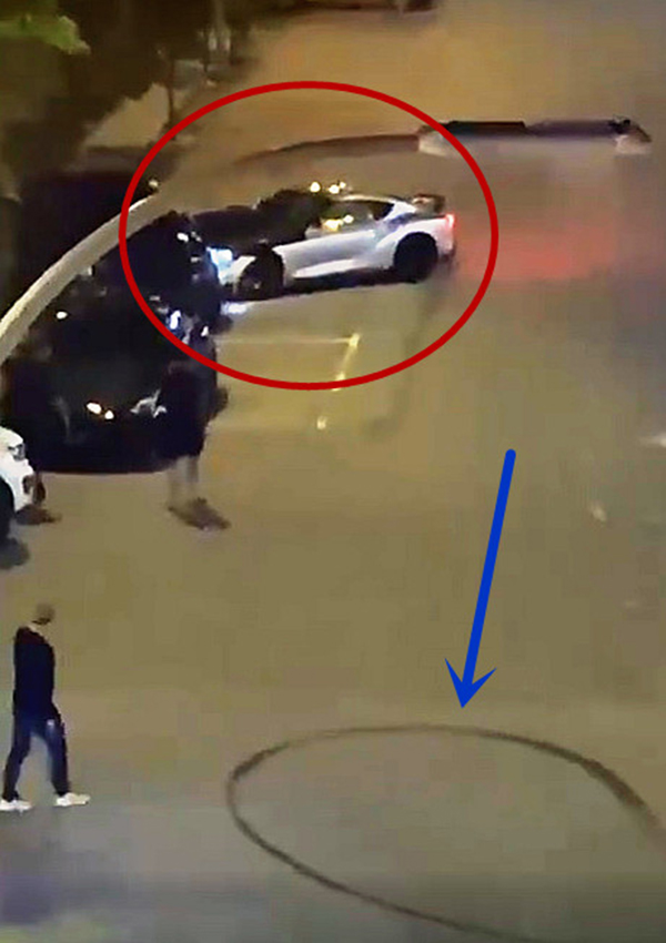 跑车耍帅一轮后，却失控撞向路旁的车，箭头所指是之前漂移留下的轮胎印。