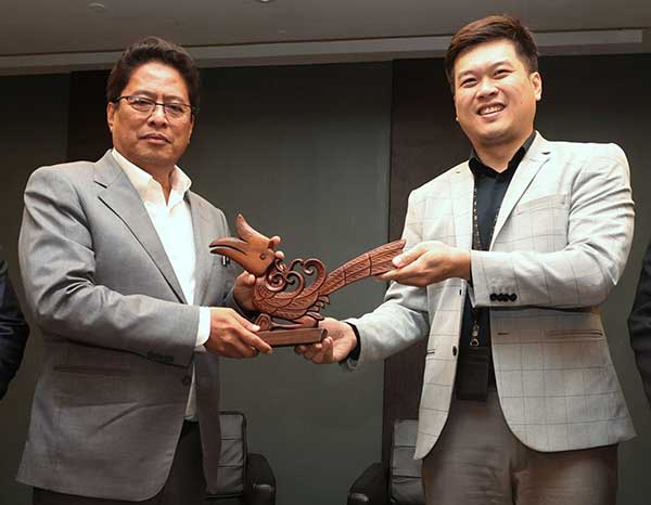 古晋省新闻从业员协会（KDJA）主席张德伟（右）赠送纪念品给阿占峇基。