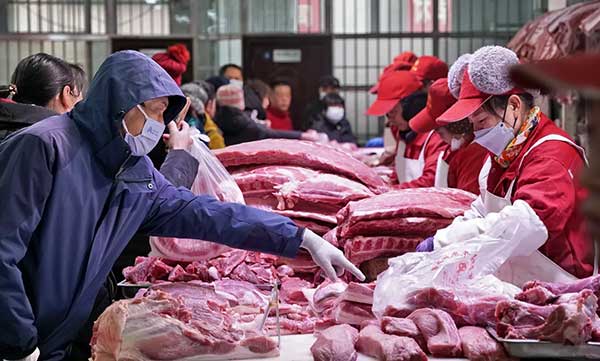 中国猪肉价格持续疲软，还得靠政府收购拉抬肉价。（新华社）
