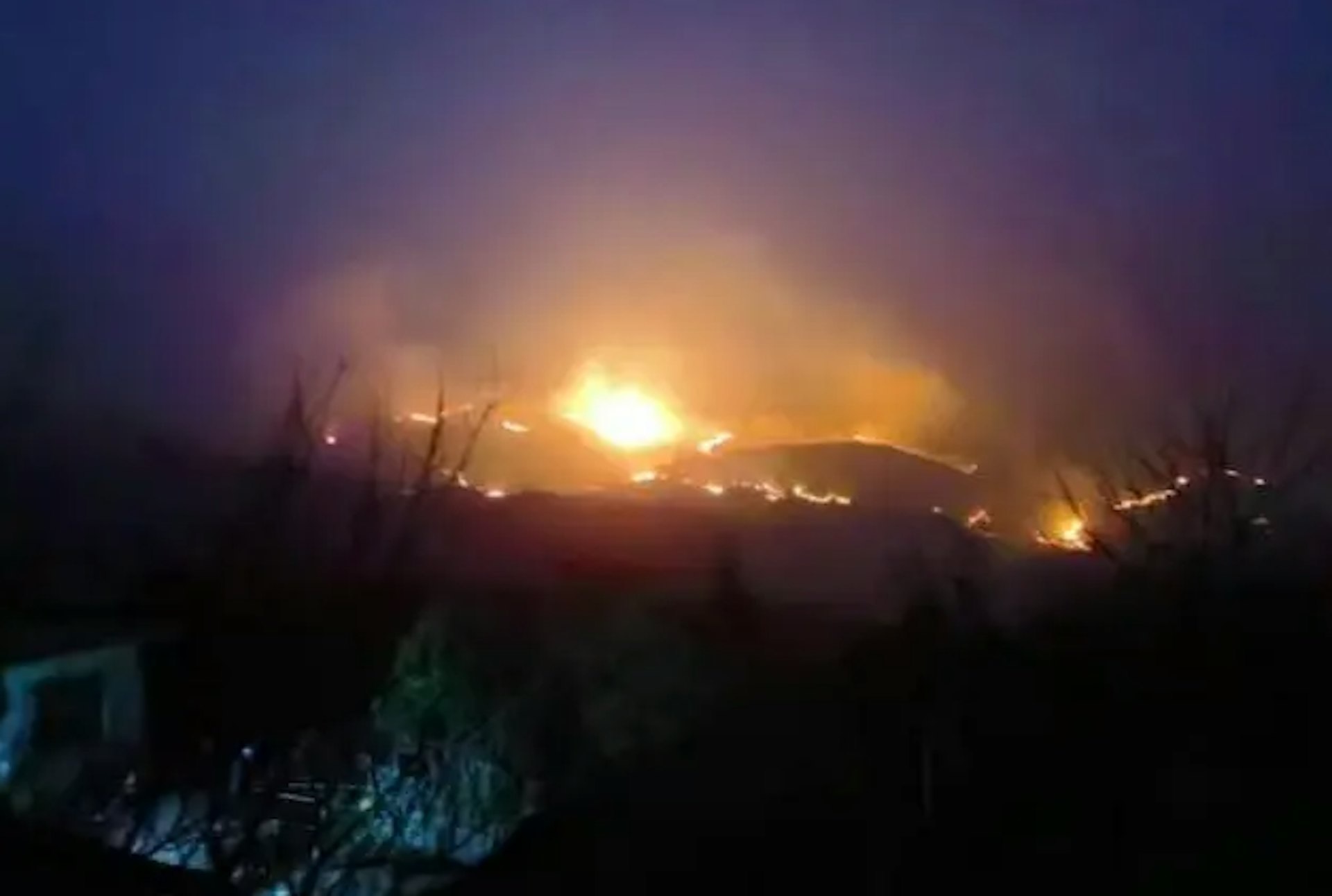 贵州省黔西南州普安县龙吟镇林火燃烧一天一夜。