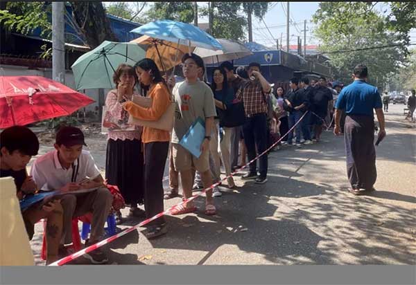 缅甸救难人员今天表示，大批民众在本地一处护照办公室外排队办理护照时发生推挤意外，造成2人死亡、1人轻伤。图为2月16日，人们在缅甸仰光的泰国皇家大使馆外排队领取签证令牌。