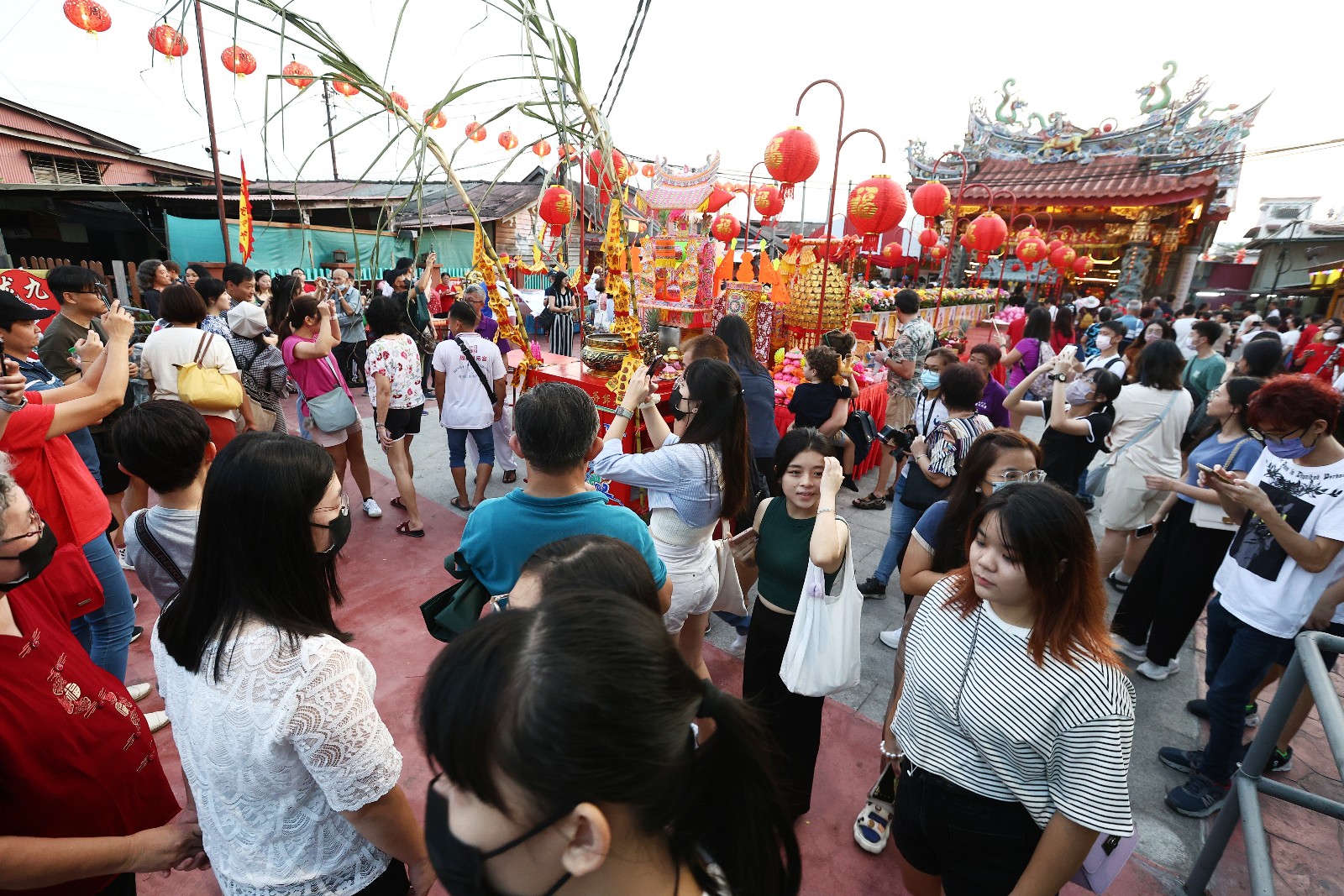 有不少游客已来到姓周桥，准备参与拜天公庆典。