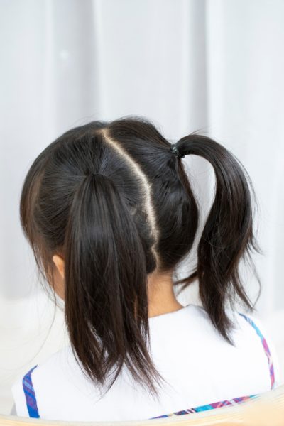 步骤2：在头发偏顶部位置绑两条辫子。
