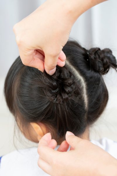 步骤5：用发夹藏好剩余头发，即完成，也可以系上丝带作点缀。