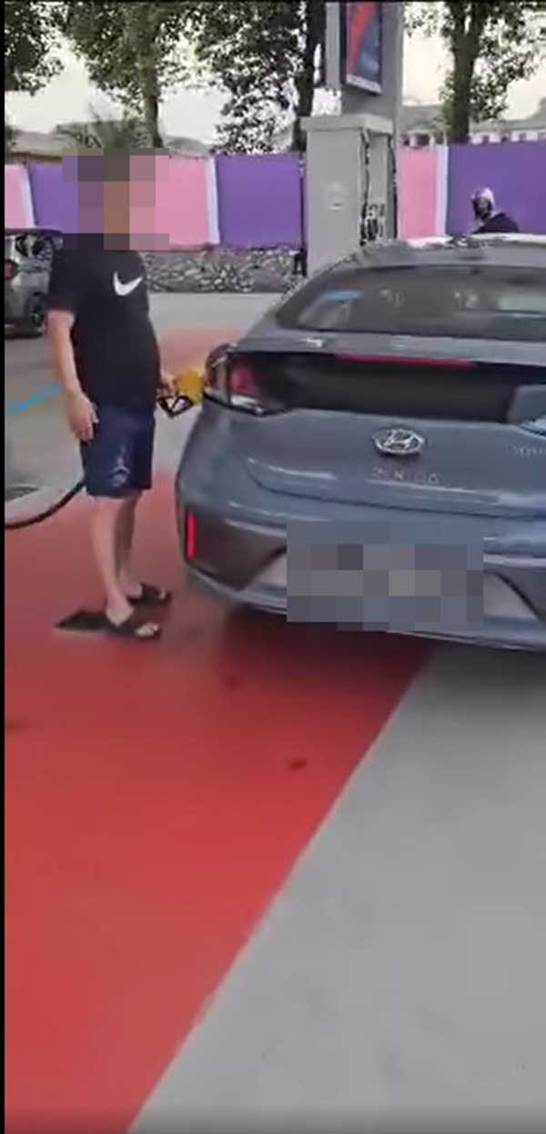 巫裔男子要求华裔车主停止添油。