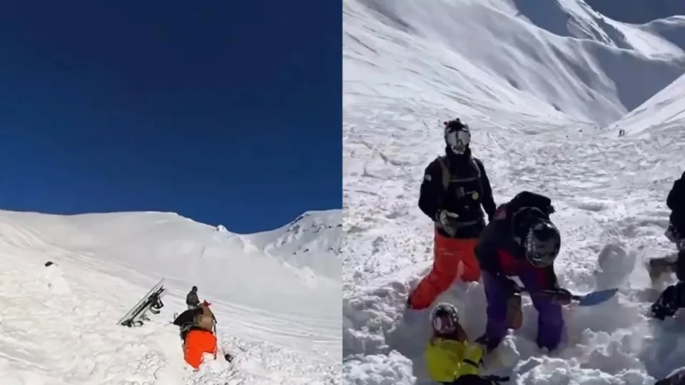 多名雪友趴在雪堆上徒手开挖救人。