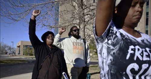 黑青年遭警压制 挣扎 医护对他 打K他命