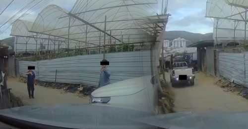 倒车碰撞问题引发纠纷 男司机被抨 欺负女人