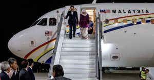 首相访澳 抵墨尔本国际机场