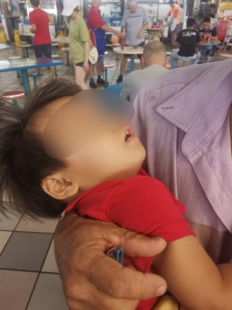 华裔老翁抱约2岁女童行乞 福利局查证 两人父女关系