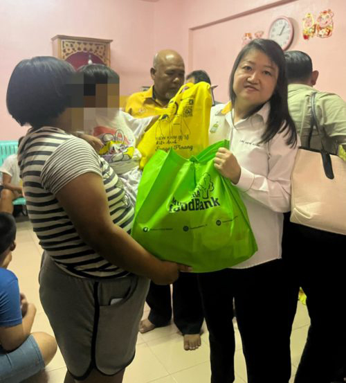 华裔老翁抱女童行乞 福利局告诫：若再发生 严厉对付父母
