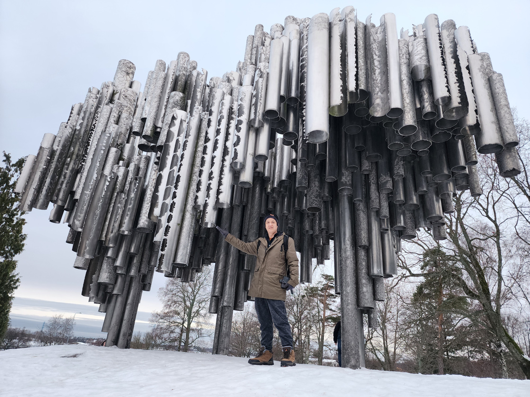 ■西贝柳斯纪念碑（Sibelius Monument）是芬兰人最自豪的城市雕塑作品。纪念碑位于海边西贝柳斯公园青松翠柏环抱之中，由数百根银白色不锈钢管组成，外形看起来就像一架巨型管风琴，是为了致敬芬兰著名作曲家Jean Sibelius的伟大音乐而修建的，根据记载，他的音乐作品节奏慷慨激昂、激励人心，在当时的社会既具有疗愈力量，也掀起了爱国情操，因而也被芬兰人誉为唤醒国魂的英雄。