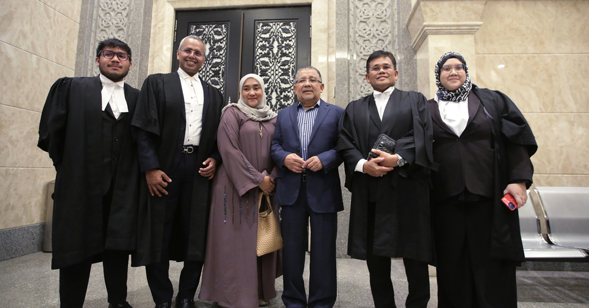 莫哈末依沙（右3起）和妻子比比莎丽扎，以及他的律师团队在法庭外合照。