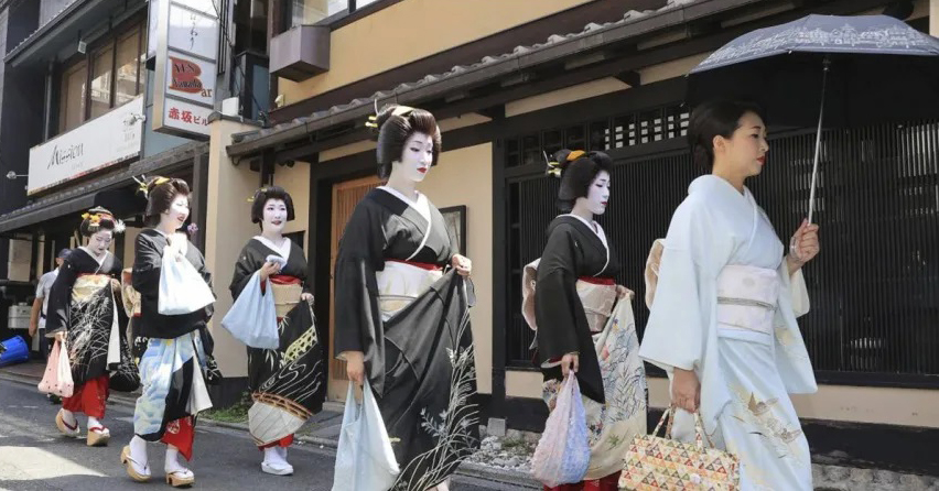 京都祇园内的艺妓与舞妓。