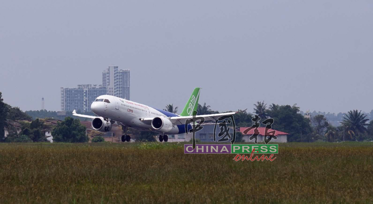 中国商用飞机有限责任公司C919历史性降落在我国机场跑道。