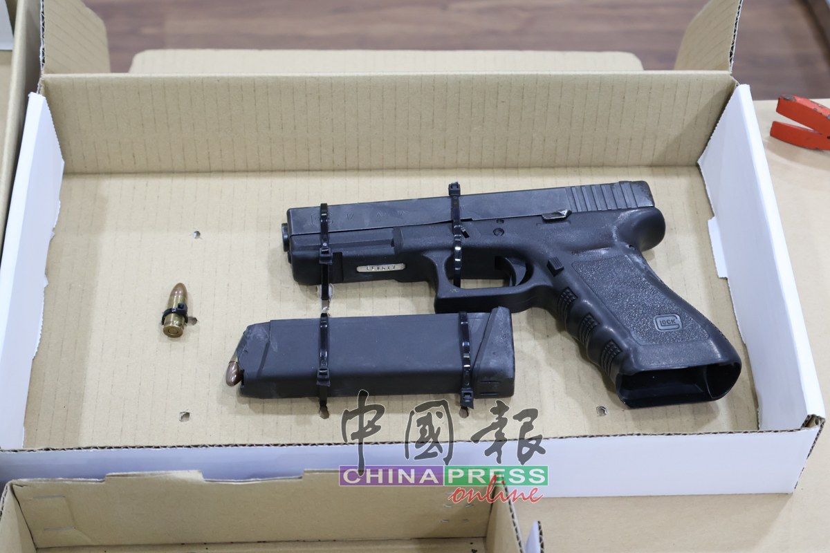 警方歼灭“Geng Centro”党起获一柄格洛克（Glock）17 9mm手枪。