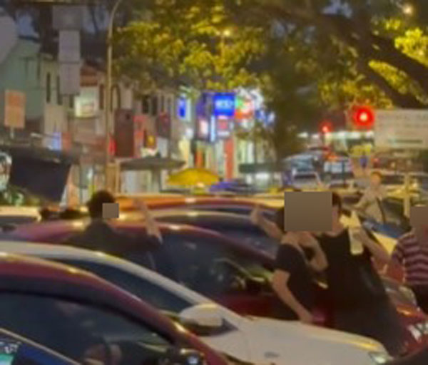 2名华裔男子当街互骂的视频，被路人拍摄后上传至小红书。
