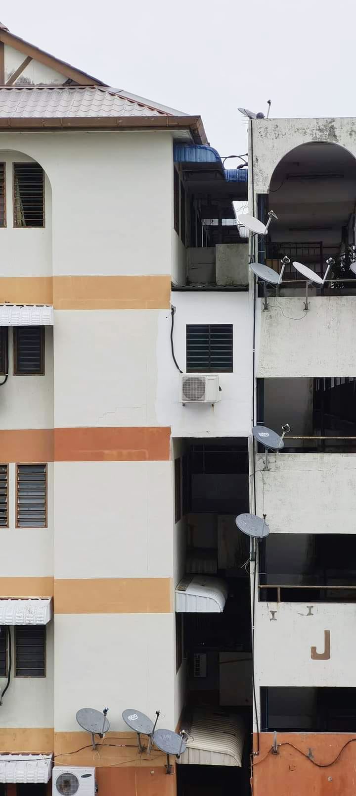 组屋违建还装冷气 网民惊呼好危险