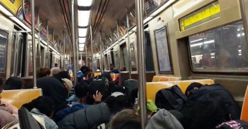 2男地铁斗殴连开4枪 乘客吓坏趴下哭喊