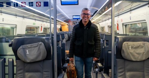 扎夫鲁分享在德国乘列车 网民问：他在国内会搭吗？