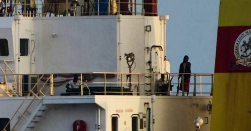 击退索马里海盗 印度海军救出17船员