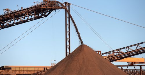 今年崩跌超過25% 鐵礦砂期貨跌破百還續跌