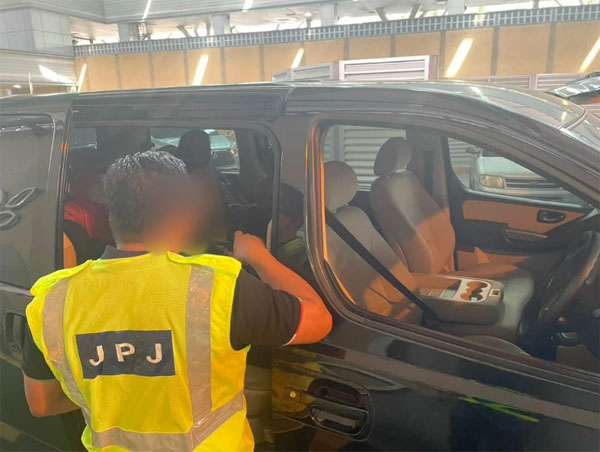 官员拦截一辆客货车进行检查。