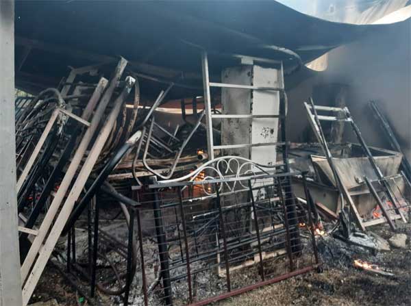 该校的宿舍和储藏室被大火烧成废墟。