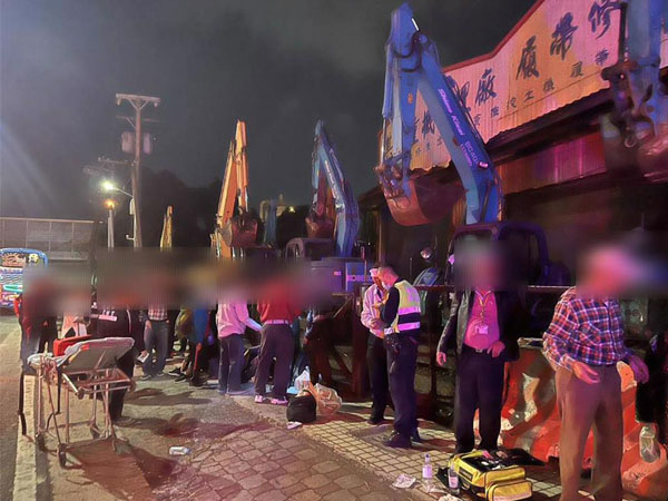 旅巴上的人员在路边接受初步治疗。