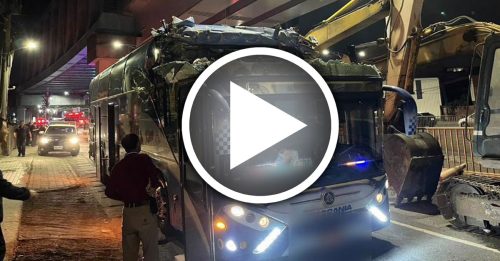 旅巴撞高速公路涵洞 车顶被削平 酿1死14伤