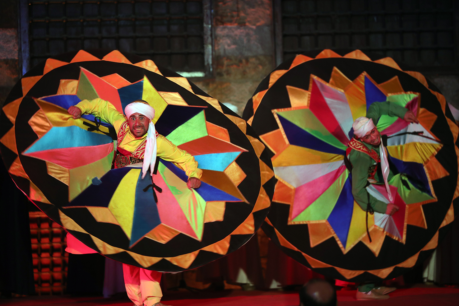 大裙舞随乐声旋转－－3月20日，舞者在埃及开罗的固丽宫表演大裙舞。大裙舞是埃及民间传统舞蹈，舞者身着艳丽服装，随乐声旋转舞动。（新华社）