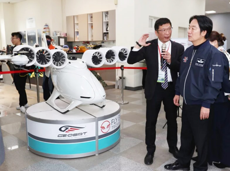 赖清德参观无人机研发中心 螺旋桨出现MADE IN CHINA