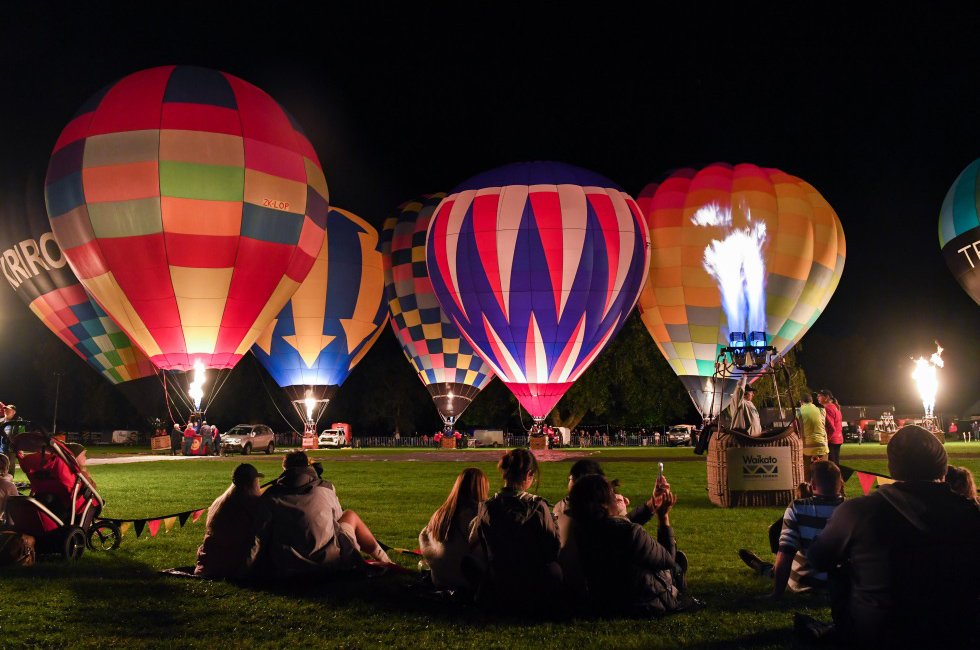 热气球发光秀－－纽西兰2024怀卡托热气球节于3月19日至23日举行，23日晚的热气球发光秀吸引3万多人到现场观看。（新华社）