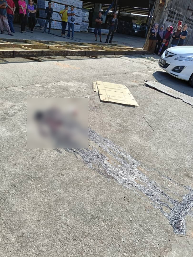 死者倒在铁门的下方。