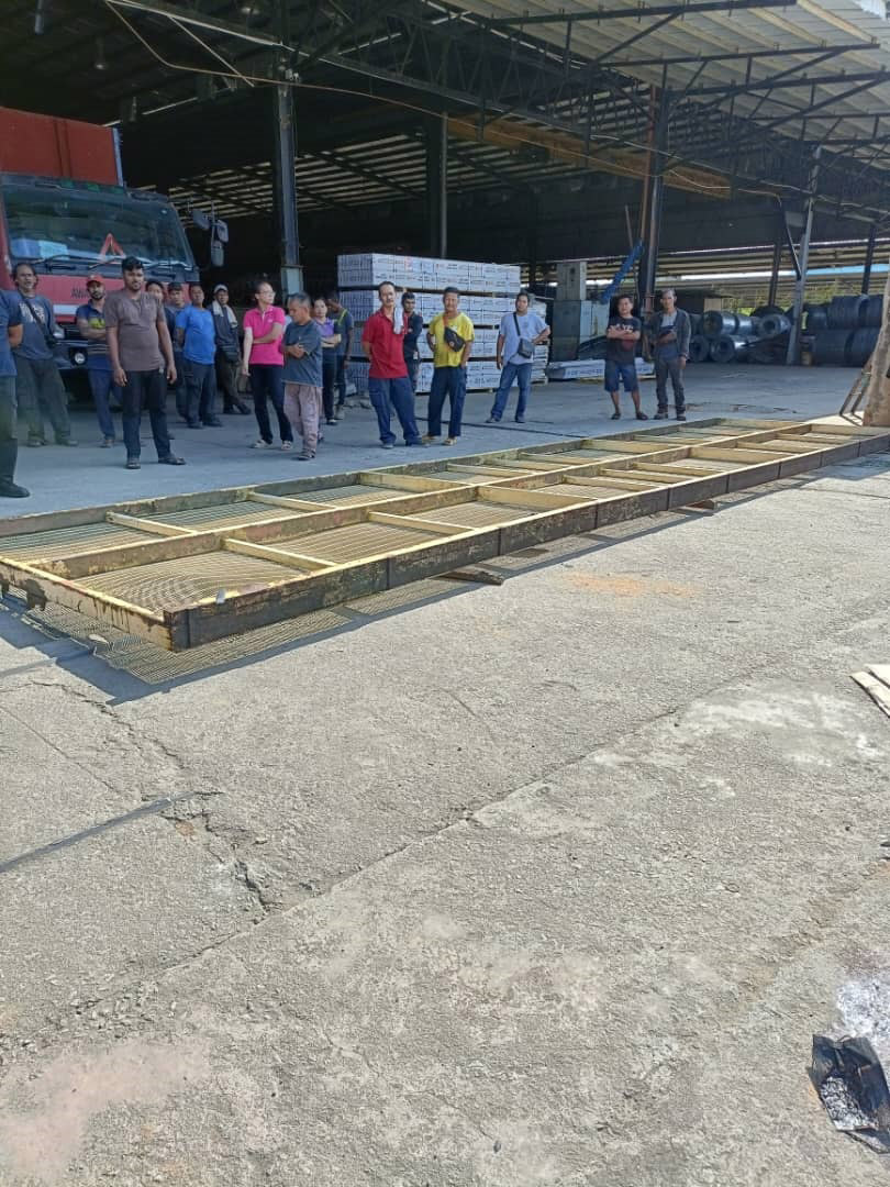 推拉式铁门突然倒下，导致发生伤亡事故。