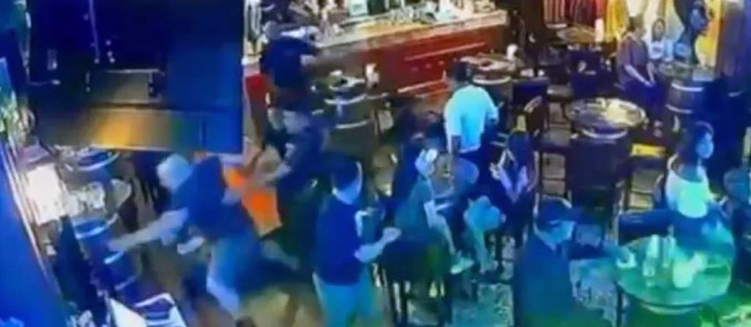死者在酒吧和嫌犯起争执，场面一片混乱。