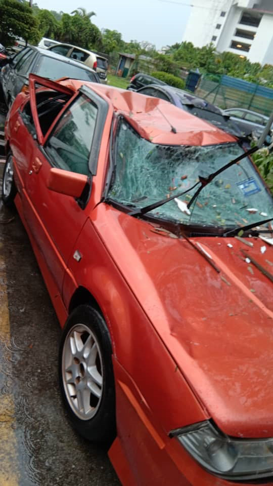 屋顶瓦片砸中一辆轿车车顶上，导致挡风玻璃破裂。