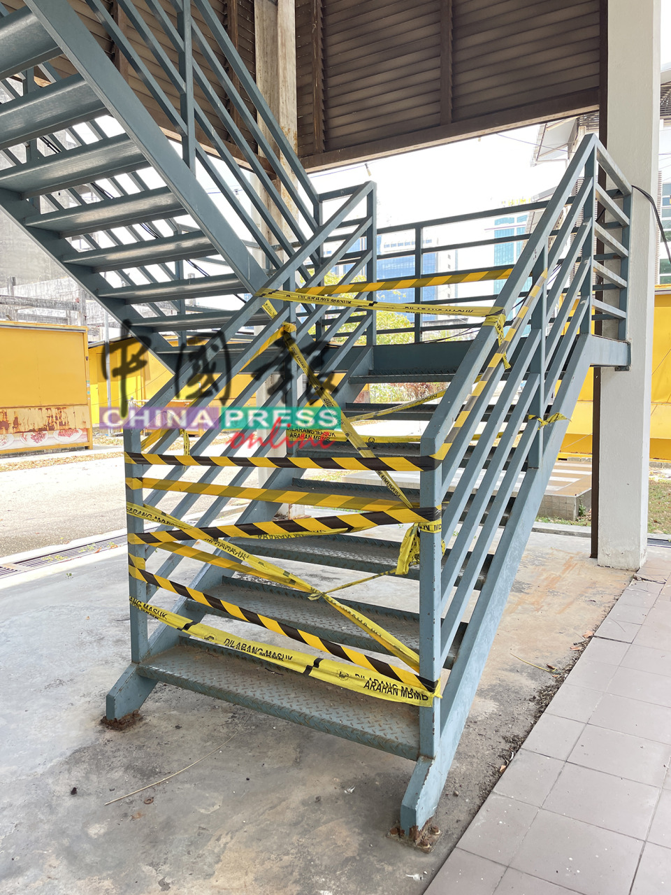 市政厅于敦阿里路马六甲单轨火车道楼梯间拉上黑黄警戒线，禁止民众入内，惟始终有民众擅闯。
